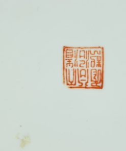 Japans sierbord met bloemen en rotsformatie -keramiek