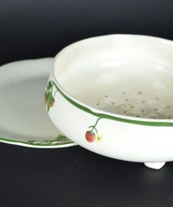 Fruittest met aardbeien en bloemen - aardewerk