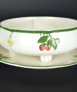 Fruittest met aardbeien en bloemen - aardewerk