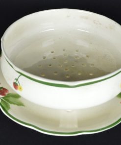 Fruittest met aardbeien en bloemen - aardewerk