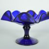 Blauw glazen schaal op voet met gouden accenten