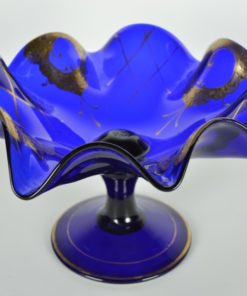 Blauw glazen schaal op voet met gouden accenten