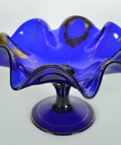 Blauw glazen schaal op voet met gouden accenten