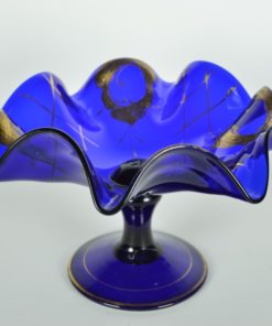 Blauw glazen schaal op voet met gouden accenten