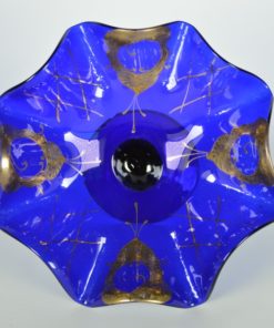 Blauw glazen schaal op voet met gouden accenten