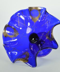 Blauw glazen schaal op voet met gouden accenten