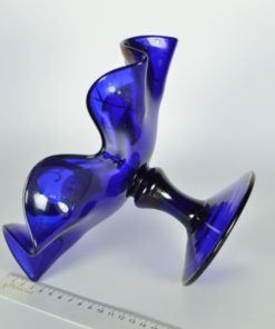 Blauw glazen schaal op voet met gouden accenten