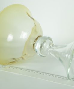 Okergele glazen schaal op voet