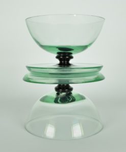 Smaragd groen glazen coupes op brede omhoog gebogen voet