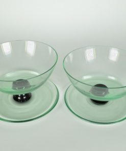 Smaragd groen glazen coupes op brede omhoog gebogen voet