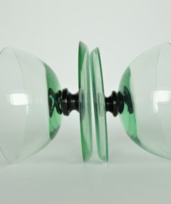 Smaragd groen glazen coupes op brede omhoog gebogen voet