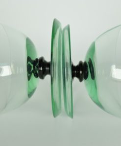 Smaragd groen glazen coupes op brede omhoog gebogen voet