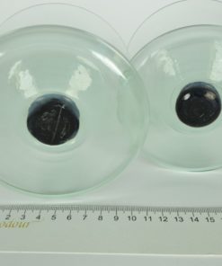 Smaragd groen glazen coupes op brede omhoog gebogen voet