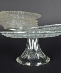 Presenteerschaal met Franse lelie op voet kleurloos glas