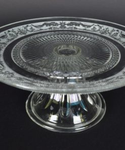 Presenteerschaal met Franse lelie op voet kleurloos glas