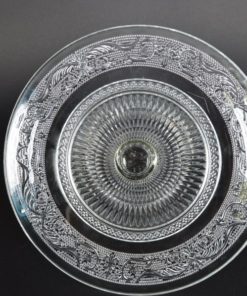 Presenteerschaal met Franse lelie op voet kleurloos glas