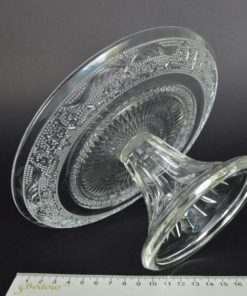 Presenteerschaal met Franse lelie op voet kleurloos glas