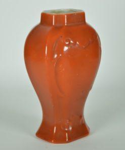 Vaas ijzerrood met bloemen - porselein