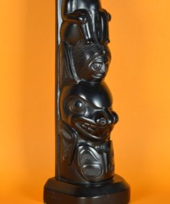 Totempaal Indianen Canada - zwart steen