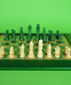 Schaakbord met schaakstukken - groen en blank hout