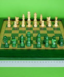 Schaakbord met schaakstukken - groen en blank hout