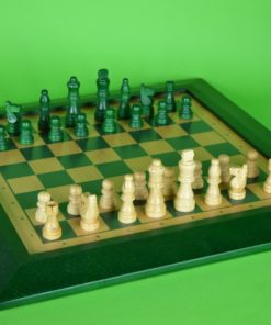 Schaakbord met schaakstukken - groen en blank hout