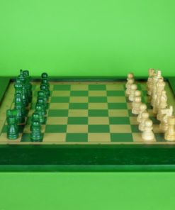 Schaakbord met schaakstukken - groen en blank hout
