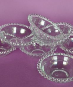 Dessertschaaltjes van glas met parelrand