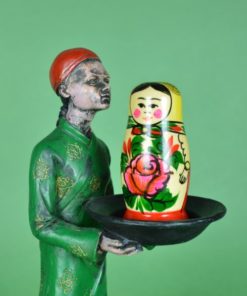Chinese man met dienblad - kunsthars