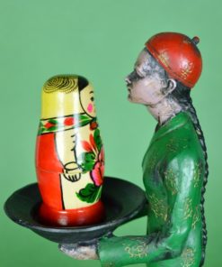 Chinese man met dienblad - kunsthars