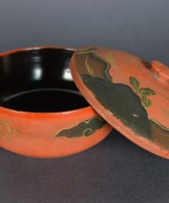 Lakdoosje met meisje - rood, zwart en goud