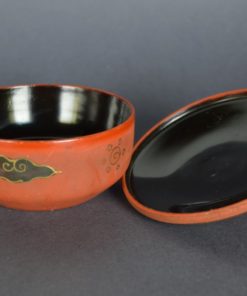 Lakdoosje met meisje - rood, zwart en goud