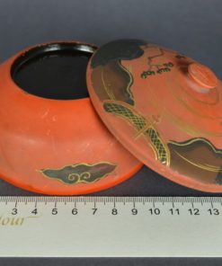 Lakdoosje met meisje - rood, zwart en goud