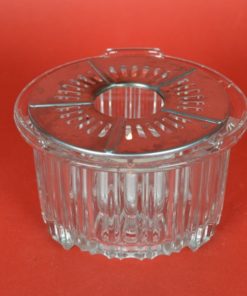 Glazen theelicht met verticale lijnen en metaal plaatje