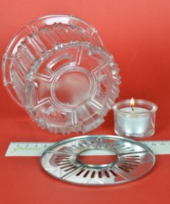 Glazen theelicht met verticale lijnen en metaal plaatje