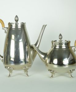 Thee en Koffiepot op voetjes en rieten handvat - Made in Holland - metaal