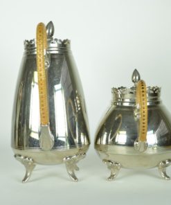 Thee en Koffiepot op voetjes en rieten handvat - Made in Holland - metaal