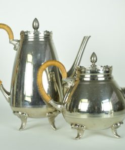 Thee en Koffiepot op voetjes en rieten handvat - Made in Holland - metaal