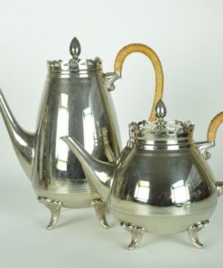 Thee en Koffiepot op voetjes en rieten handvat - Made in Holland - metaal