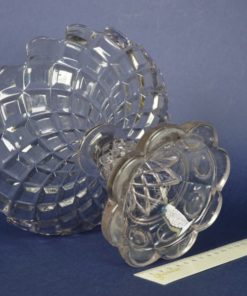 Baccarat schaal op voet - glas met paarse zweem