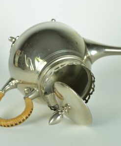 Theepot op voetjes met rieten handvat - Tiel MD Holland - metaal