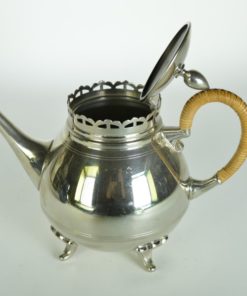 Theepot op voetjes met rieten handvat - Tiel MD Holland - metaal