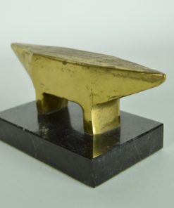 Juweliers aambeeld - Koper op zwart marmer