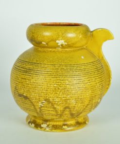 Pot met oor - geel en oranje aardewerk