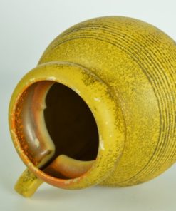 Pot met oor - geel en oranje aardewerk