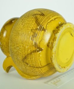 Pot met oor - geel en oranje aardewerk