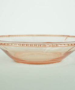 Roze schaal glas met kleine parelrand.