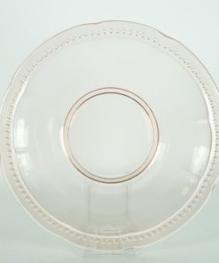 Roze schaal glas met kleine parelrand.
