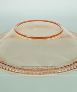 Roze schaal glas met kleine parelrand.