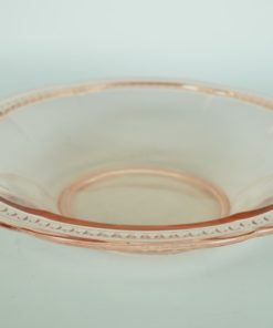 Roze schaal glas met kleine parelrand.
